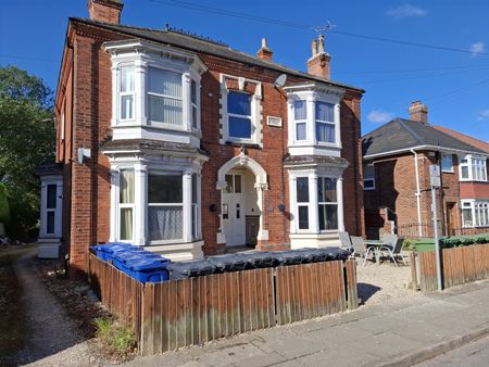 Flat 2, 7 Abbey Drive West - Photo 2