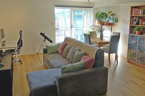 Room in a Shared Flat, Hawkhill Close, EH7 - Photo 1