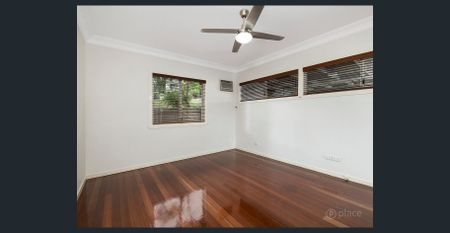 Family Residence in the Heart of Coorparoo! - Photo 3