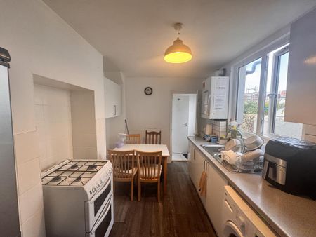 4 bedroom terraced house to rent - Photo 5