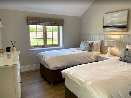 Stylish, furnished two bedroom apartment with gated parking, tucked down a quiet road in picturesque South-Cheshire countryside. Long or Short let considered. - Photo 2