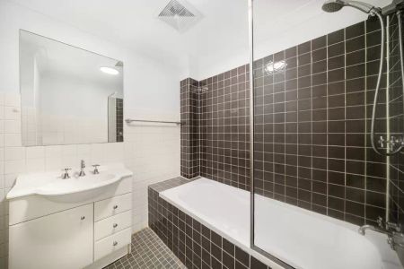 Freshly updated one bedroom apartment in the heart of Newtown - Photo 5