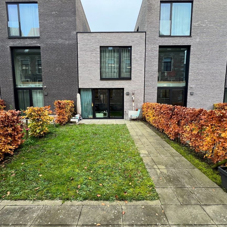 Prachtige rijwoning gelegen in centrum met 2 slpks en terras/stadstuin - Photo 1