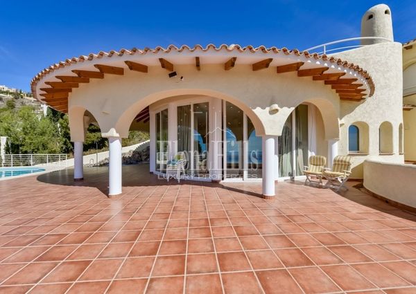 Spacious and luminous villa with private pool, jacuzzi and sea views in Altea, Alicante.