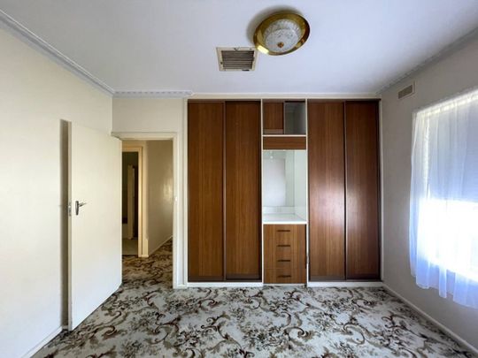 Roomy brick veneer - Photo 1