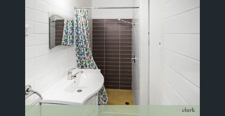 Fantastic Size One Bedroom Apartment - Central Location - Photo 4