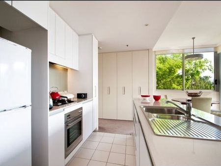 Elegant Furnished Apartment In Prime Harborside Location - Photo 3