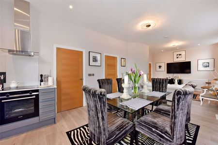 Located just off the Marlow High Street is this spacious two bedroom apartment with gated parking for one car - Photo 2