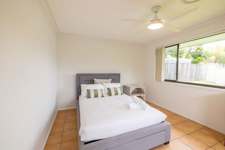 Fully Furnished, Renovated Family Home in the Heart of Ashmore Furnished Option: $890.00 Per Week - Photo 5