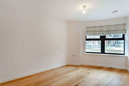 Well-presented three bedroom duplex apartment - Photo 4