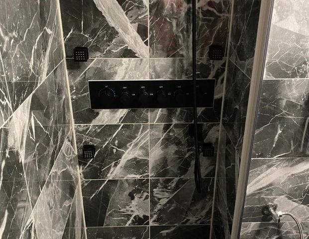 Exklusiv saniertes 1-Zimmer-Apartment mit Balkon & Schwimmbad - Foto 1