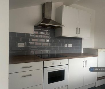 3 bedroom flat to rent - Photo 4