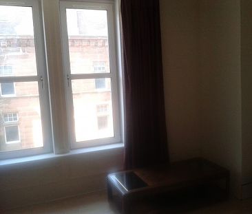 Large double bedroom to let - Photo 3