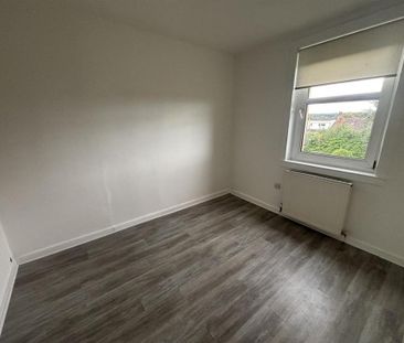 3 bedroom flat to rent - Photo 4