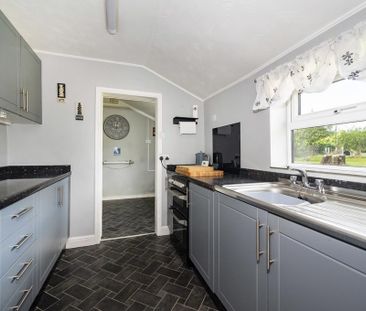3 bedroom detached house to rent - Photo 2