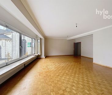 Centraal gelegen, ruim 3 slaapkamer appartement - Photo 1