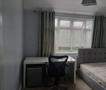 5 bedroom semi-detached house to rent - Photo 2