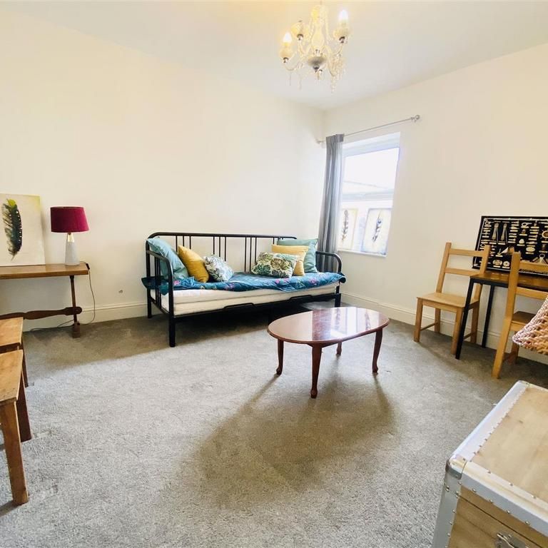 4 bedroom end of terrace house to rent - Photo 1