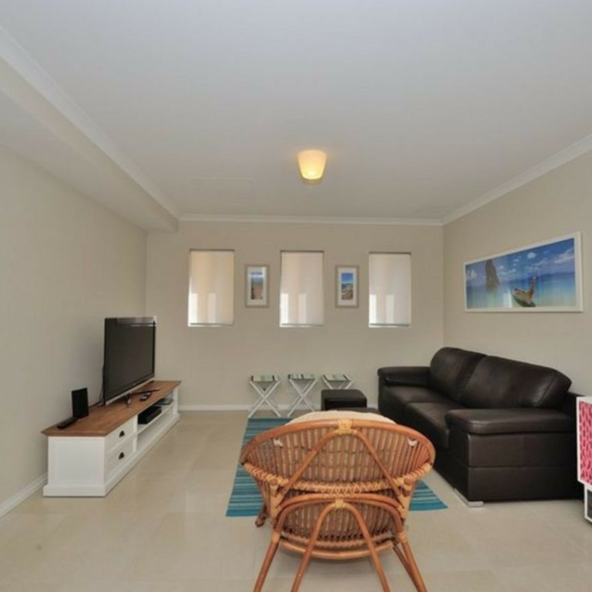 Executive Living in Mandurah's Premier Gated Complex - Furnished - Photo 1