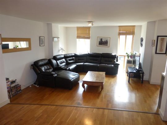 St James Barton, Bristol - Photo 1