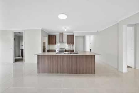 NORTH FACING FAMILY RESIDENCE - Photo 3