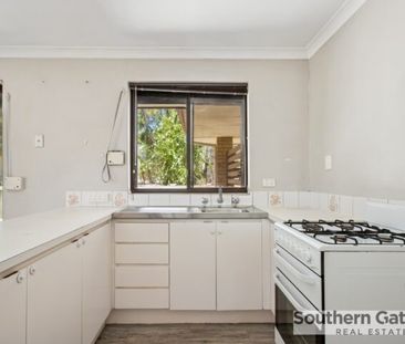 COSY FAMILY HOME IN CONVENIENT LOCATION - Photo 5