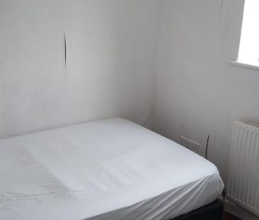 1 bedroom in a flat share to rent - Photo 2