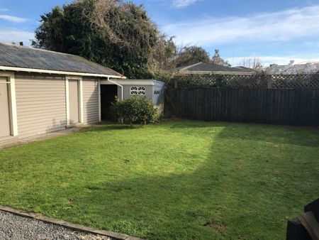 This well-presented three-bedroom, single-bathroom home offers comfortable and convenient living in a sought-after Hamilton location. - Photo 2