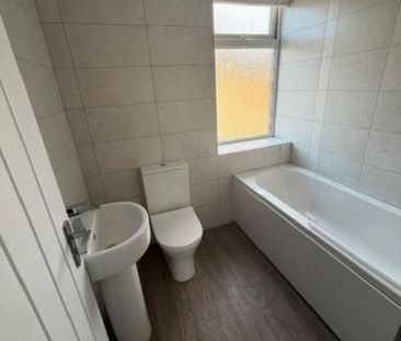 4 bedroom end of terrace house to rent - Photo 6