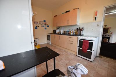 7 bedroom Flat in Woodsley Road, Leeds - Photo 4