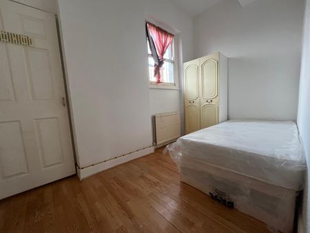 Flat in Manor House - Photo 2