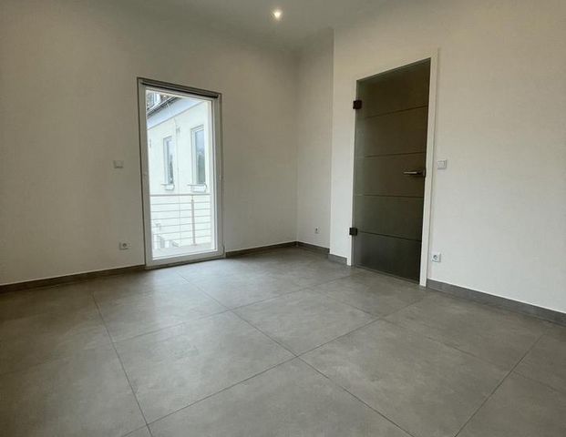 Moderne 2-Zimmer-Wohnung in kernsaniertem Mehrfamilienhaus – mit kleinem Balkon - Foto 1