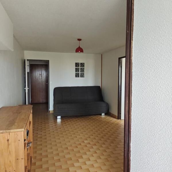 Location à l'année T2 33,32m2 meublé avec parking - Photo 1