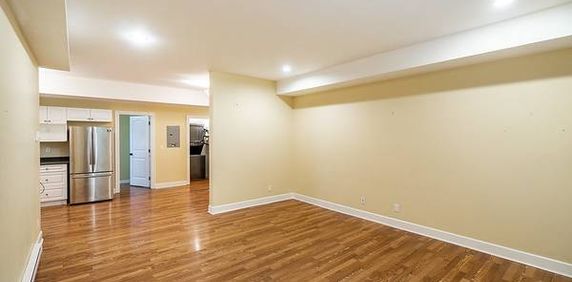 2 bedroom basement suite - Photo 2