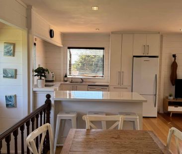 Central Location – Spacious 4-Bedroom Family Home - Photo 1