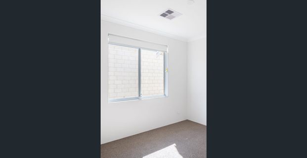 WELCOME HOME ! NEAR NEW 4 BEDROOM 2 BATHROOM DUPLEX - Photo 1