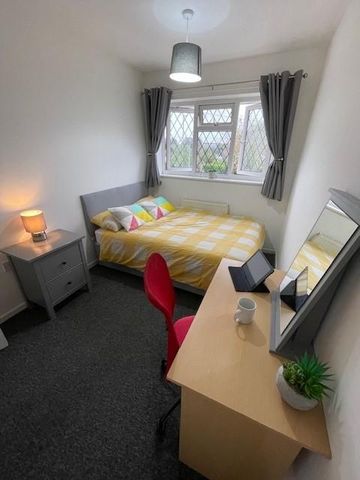 6 bedroom end of terrace house to rent - Photo 2