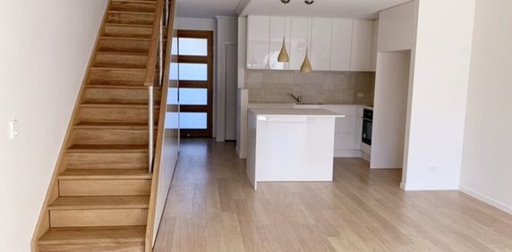 A GORGEOUS MODERN 3 BEDROOM TERRACE HOME RIGHT IN THE HEART OF ROBINA - Photo 2