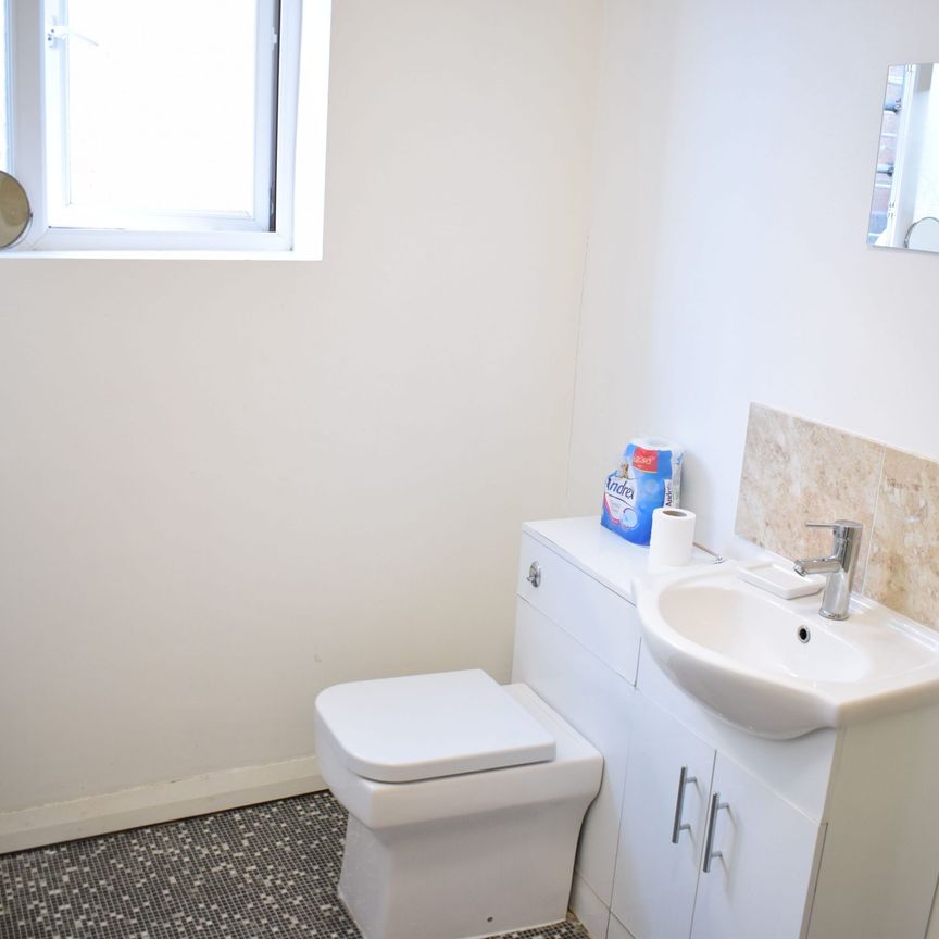 Single Room- Close to St Georges Park- Students and Postgraduates welcome to apply - Photo 1