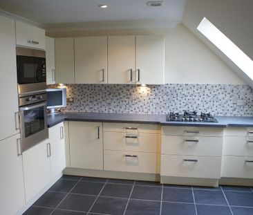 3 bedroom flat to rent - Photo 4
