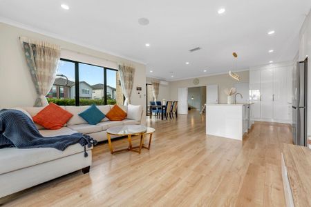 Luxury Living at Its Finest – 4 Ensuites + 5 Parks - Photo 4
