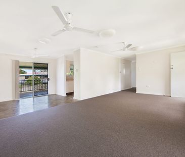 Comfortable family living with outdoor appeal - Photo 6