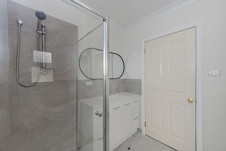 Renovated 4 bedrooms and 2 bathrooms house in Lindisfarne Available Now - Photo 4