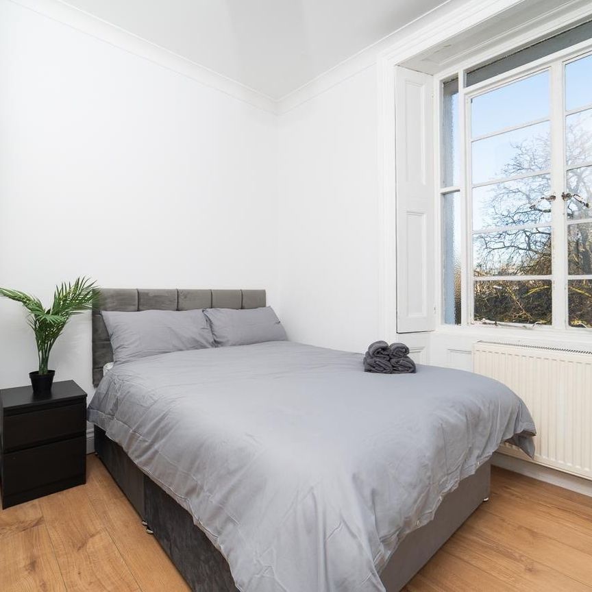 2 Bed Flat, Royal Crescent, W11 - Photo 1