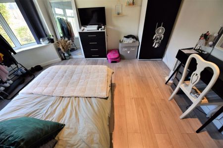 3 bedroom House in Eden Mount, Leeds - Photo 5