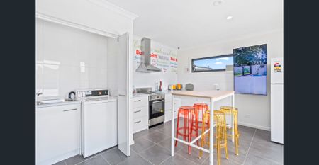 Modern Fully Furnished Studio with HUGE Private Backyard – ALL Bills Included! - Photo 5