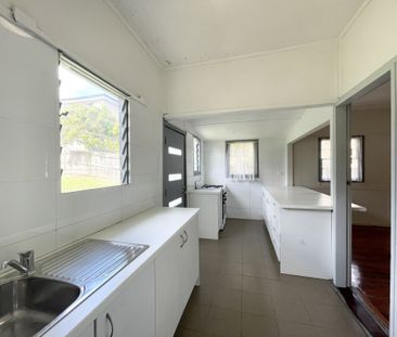 Spacious 4 Bedroom Home Featuring a Large Private Backyard - Photo 4