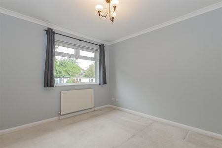 2 bedroom Semi-Detached House to let - Photo 5