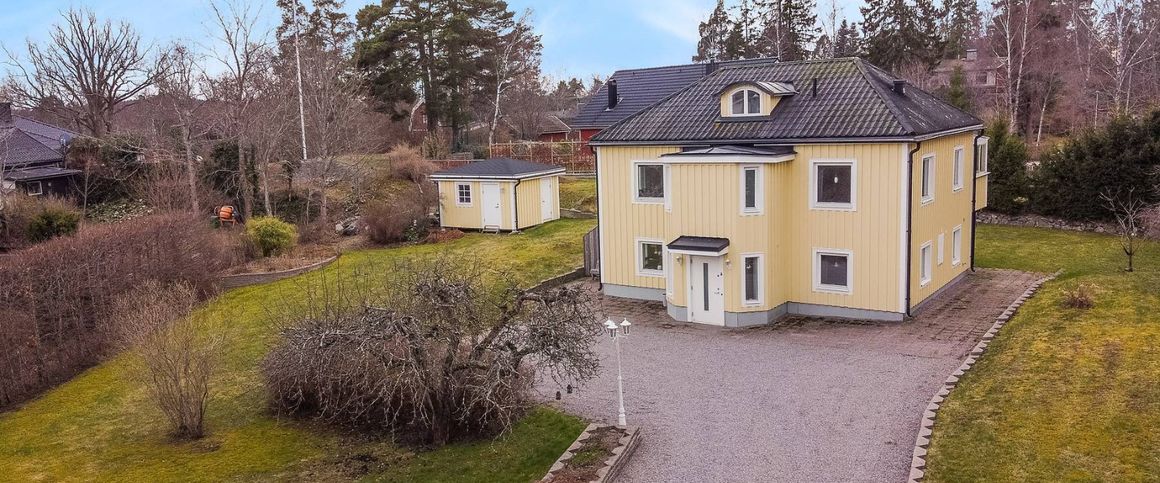 Peaceful and quiet location at the end of a cul-de-sac. The house is fresh and lots of light in all rooms.  There is geothermal heat, which is energy efficient. Waterborne underfloor heating is available in all rooms.  There are 2 lovely large kitchens. O - Foto 1