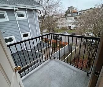 Kitsilano close to beach studio on york ave - Photo 1